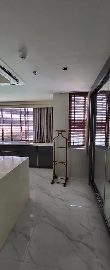 Poblacion Penthouse Suite With Private Roofdeck Manila