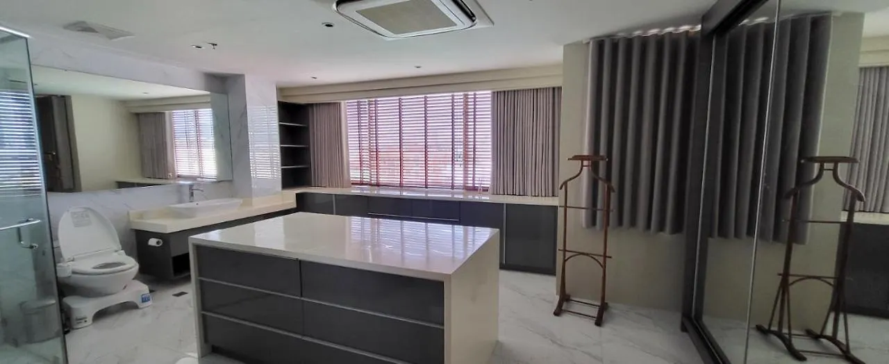 Poblacion Penthouse Suite With Private Roofdeck Manila Apartment