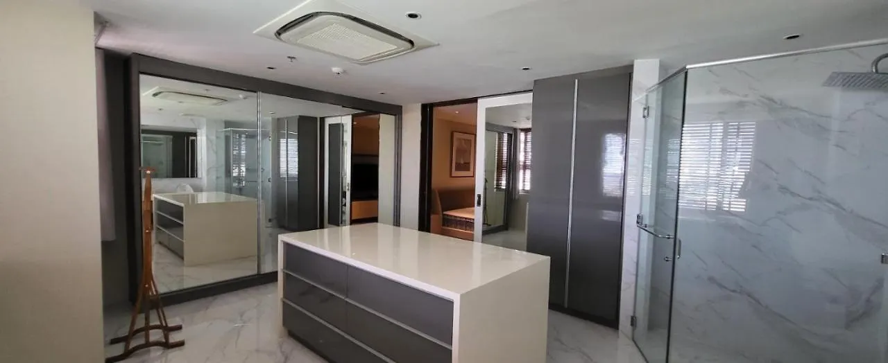Poblacion Penthouse Suite With Private Roofdeck Manila